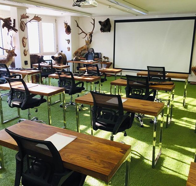 Schulungsraum mit Präparaten und Leinwand