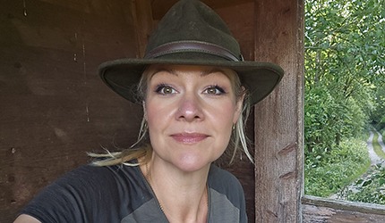 Ausbilderin Thea auf einem Hochsitz